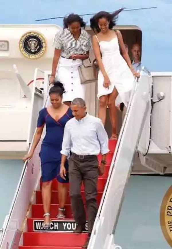 Photos: The Obamas Arrive Martha